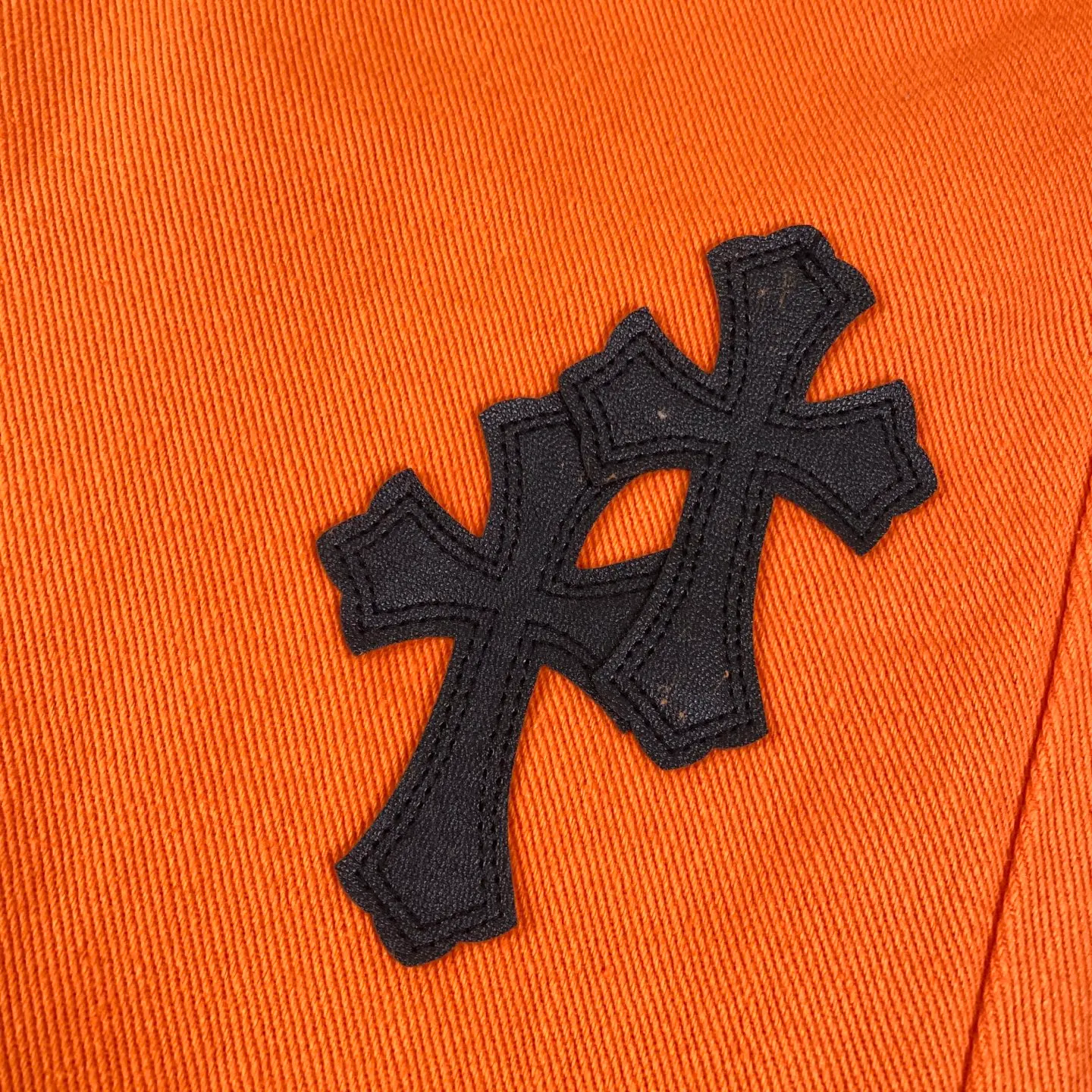 🅿️280 Chrome Hearts Orange Cow King Leather Flare Jeans 🌞It can be called the most summery style of Chrome Hearts. The vibrant orange is the unique and passionate color of summer. Wearing it, it seems to bring sunshine and dazzling.  These pants are modified based on Levi's genuine American-made 90 second-hand soleplates, and the quality is guaranteed. The sterling silver hardware accessories are full of texture and reflect fine light as the body moves, giving it a high-end feel. The lambskin leather craftsmanship is exquisite, the soft leather collides with the tough denim, and the design is full of sense.  The bell-bottom style is retro and fashionable. It not only modifies the shape of the legs, but also makes you walk with wind and full aura. Whether paired with a simple white T-shirt or a personalized short top, you can easily create an exclusive trendy look.  🔶The unique orange color stands out among the crowd of jeans and easily becomes the focus of your outfit.  Size covers M-XXL (corresponding to sizes 30-36),
